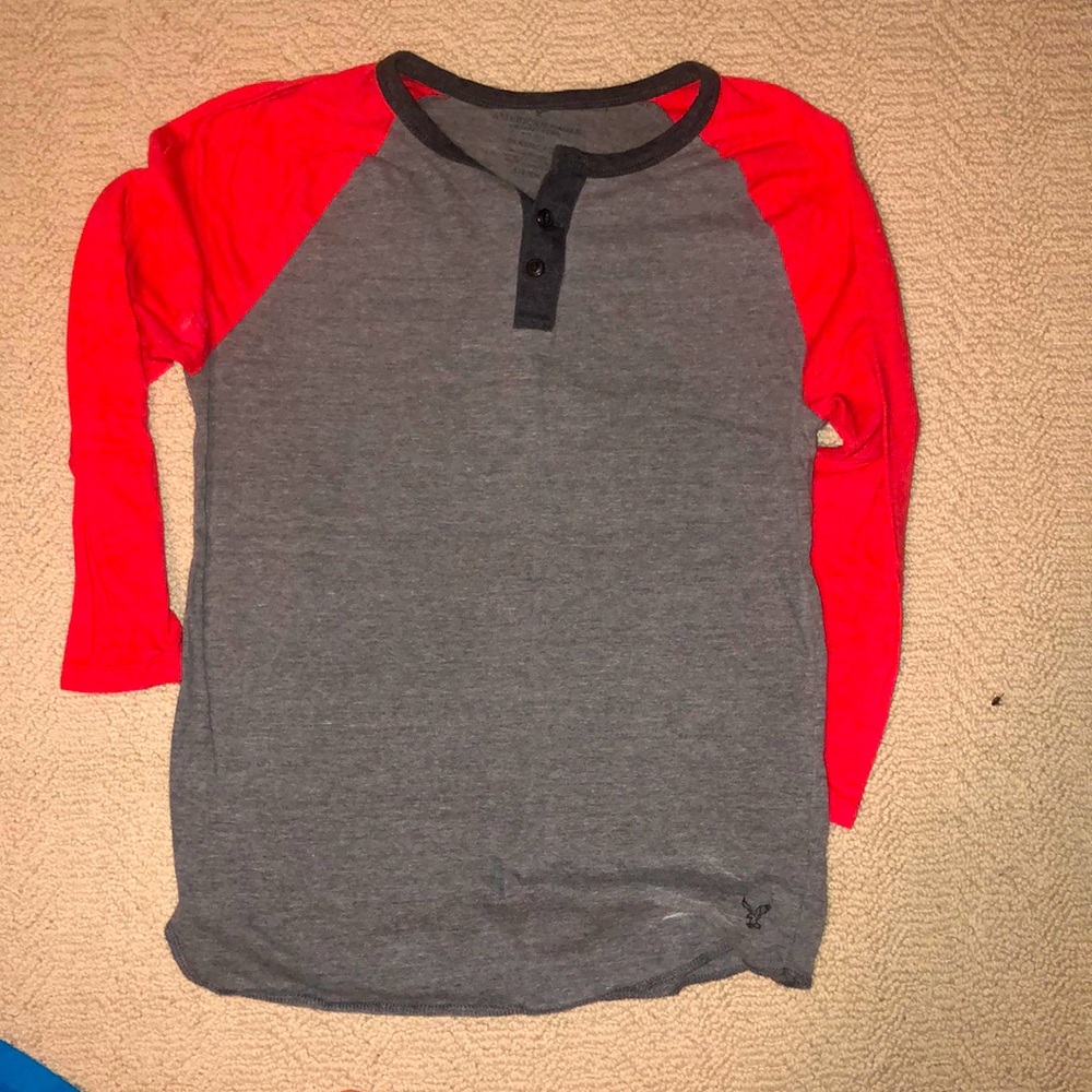 Men’s American Eagle red/gray baseball tee
